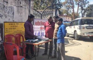 खोंगापानी वार्ड क्रमांक 11 एवं 12 खोंगापानी में मतदाताओं को ईवीएम का दिया गया प्रशिक्षण
