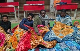 जशपुर नगर पालिका अध्यक्ष और पार्षद प्रत्याशी खुद स्ट्रांग रूम के बाहर बिस्तर लगाकर रातभर करे रहे निगरानी