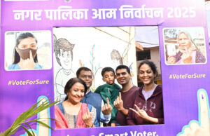 रायपुर : नगरीय निकाय निर्वाचन 2025 : राज्य निर्वाचन आयुक्त श्री अजय सिंह ने किया अपने मताधिकार का प्रयोग