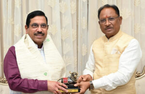 रायपुर : मुख्यमंत्री विष्णुदेव साय ने केंद्रीय मंत्री प्रहलाद जोशी का किया आत्मीय स्वागत