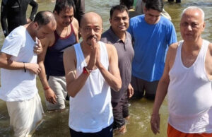 रायपुर : राज्यपाल डेका ने महाकुंभ के अवसर पर त्रिवेणी संगम में किया स्नान