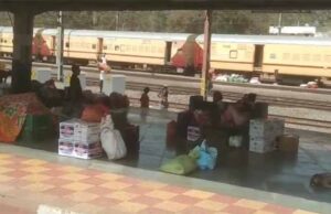 दुर्ग रेलवे स्टेशन में रेलवे प्रशासन को एक बड़े हादसे का इंतेजार, ट्रैक के बीच में रख रहे सब्जियां