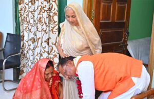 61वें जन्मदिवस पर माँ का आशीर्वाद लेने गृह ग्राम बगिया पहुंचे मुख्यमंत्री साय