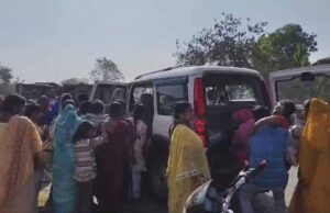 तेज रफ्तार माजदा वाहन अनियंत्रित होकर पलट, 13 बच्चों सहित 39 लोग घायल