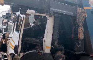 हाईवा ने बाइक सवार को ठोकर मार खंभे से जा टकराई, केबिन में घंटों फसे रहे ड्राइवर-हेल्पर
