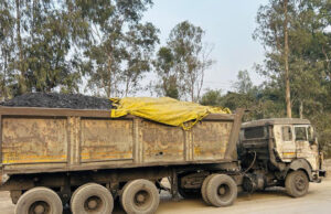बिना सुरक्षा मानकों के कच्चे माल और अपशिष्ट परिवहन करने पर प्रशासन की सख्ती