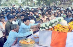 नक्सली मुठभेड़ में शहीद नरेश धुव के पार्थिव शरीर को राजस्व मंत्री ने दिया कंधा