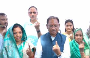 मुख्यमंत्री ने परिवार संग लोकतंत्र के महापर्व में निभाई भागीदारी