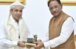 रायपुर : मुख्यमंत्री श्री विष्णु देव साय से पूज्य संत श्री लालदास साहेब ने की सौजन्य भेंट