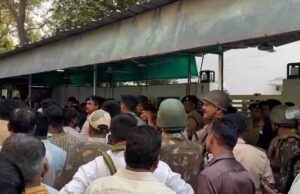 पूर्व मुख्यमंत्री भूपेश बघेल के घर ईडी छापा : आक्रोशित समर्थकों ने ED की गाड़ी रोकी, अफसरों से झूमाझटकी