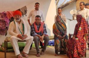 आत्महत्या करने वाले किसान के घर पहुंचे राकेश टिकैत, सीएम को पत्र लिखकर सहयोग दिलाने की कही बात