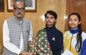 राज्यपाल डेका ने प्रतियोगिता में भाग लेने के लिए छत्तीसगढ़ के प्रतिभागियों को 50 हजार रूपए की सहायता राशि की प्रदान