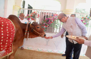 रायपुर : गौ सेवा रत्न अलंकरण महोत्सव- राज्यपाल रमेन डेका ने गौशाला में की पूजा अर्चना