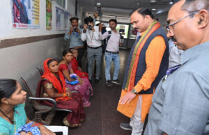 मंत्री जायसवाल ने आईसीयू, ब्लड बैंक और अन्य महत्वपूर्ण विभागों का किया अवलोकन