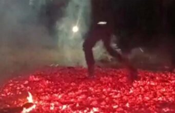 छत्तीसगढ़ की परंपरा : गांव में सुख-षांति स्थापित हो इसलिए गांव वाले होलीका दहन के बाद धधकते अंगारों पर नंगे पैर चलते है