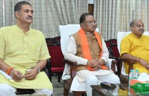 मुख्यमंत्री विष्णु देव साय ने जनप्रतिनिधियों और अधिकारियों के साथ सुनी ‘मन की बात’ की 121वीं कड़ी