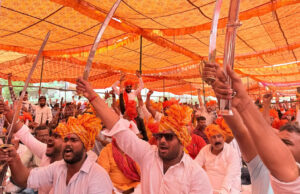 करणी सेना का आगरा में प्रदर्शन, तलवार और बदूंक लेकर पहुंचे, पुलिस को निकाला बाहर