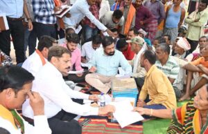सुशासन तिहार 2025 : प्रथम चरण के अंतिम दिन कलेक्टर वर्मा और जिला पंचायत अध्यक्ष साहू खैरबनाकला पहुंचकर स्वयं ग्रामवासियों से आवेदन लिए