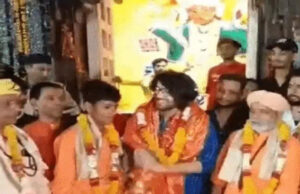 देवास : विधायक पुत्र ने माता टेकरी पहुंचकर पुजारी के पैर छुकर मांगी माफी