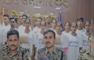 छत्तीसगढ़: सुकमा में पुलिस-CRPF के सामने 22 नक्सलियों ने किया सरेंडर