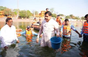 मुख्यमंत्री डॉ. यादव ने माँ क्षिप्रा के घाटों की सफाई कर जल गंगा संवर्धन अभियान में सहभागिता की
