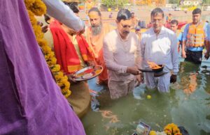 CM यादव ने उज्जैन के रामघाट पर जल गंगा संवर्धन अभियान में हिस्सा लिया, रामघाट पर सफाई की, शिप्रा में डुबकी भी लगा