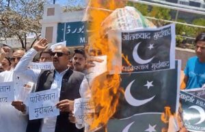 आतंकी घटना का Bhopal में विरोध, आतंकवाद का जलाया पुतला, सीएम बोले-आतंकियों को मुंहतोड़ जवाब मिलेगा