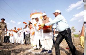 मुख्यमंत्री डॉ. यादव ने जलदूतों के साथ जल गंगा संवर्धन अभियान में राजगढ़ जिले के सारंगपुर में किया श्रमदान