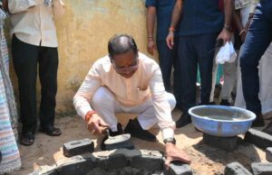 मुख्यमंत्री ने राज मिस्त्री बन सोखता गड्ढा के लिए की ईट जोड़ाई