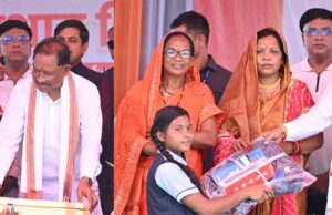 जशपुर जिले के दोकड़ा गांव पहुंचे सीएम साय, पीएम आवास के हितग्राहियों को सौंपी चाबी