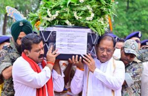मुख्यमंत्री साय ने नक्सल मुठभेड़ में शहीद जवान मेहुल भाई को दी श्रद्धांजलि