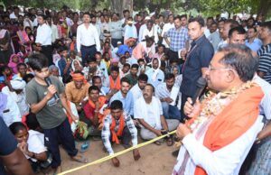 रायपुर : मुख्यमंत्री विष्णु देव साय का हरगवां गांव में औचक दौरा, ग्रामीणों से किया सीधा संवाद