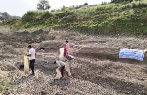 सामुहिक श्रमदान से जल स्रोतों की हो रही है सफाई