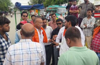 कटघोरा में शहरवासियों ने बिजली-पानी की समस्या से परेशान हो कर किया चक्काजाम