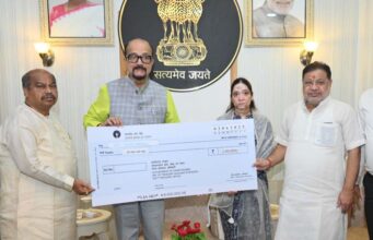 राज्यपाल डेका ने पहलगाम आतंकी हमले में जान गंवाने वाले स्वर्गीय अग्रवाल के परिजनों को दी 2 लाख रूपये की सहायता राशि