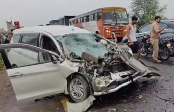 UP के बाराबंकी में भीषण सड़क हादसा, ट्रक और अर्टिगा गाड़ी में आमने-सामने की टक्कर, 4 लोगों की मौत