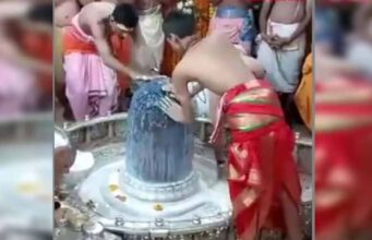 भारतीय तेज गेंदबाज उमेश यादव ने उज्जैन में श्री महाकालेश्वर ज्योतिर्लिंग मंदिर के दर्शन किए