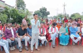 स्कूल शिक्षिका को हटाने की मांग को लेकर ग्रामीणों ने नेशनल हाइवे पर किया चक्काजाम