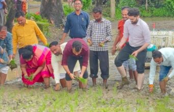 मंडला में कलेक्टर और मंत्री उइके का दिखा खास अंदाज, रोपे धान के पौधे,कुम्भार सशक्तिकरण जागरूकता शिविर में हुए शामिल