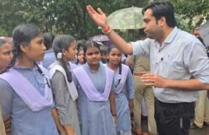 बारिश में भीगते छात्राओं का हाइवे जाम, शिक्षकों के तबादले पर जताया विरोध