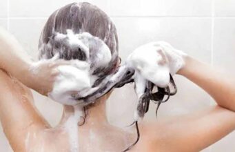 शैंपू के बाद अपनाएं ये आसान टिप्स, बाल बनेंगे रेशम जैसे मुलायम