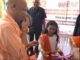 राखी पर बच्ची की प्यारी जिद, मिठाई खाकर मान गए CM योगी