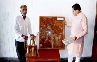 मुख्यमंत्री डॉ. यादव से काष्ठ मूर्ति कलाकार विश्वकर्मा ने की सौजन्य भेंट