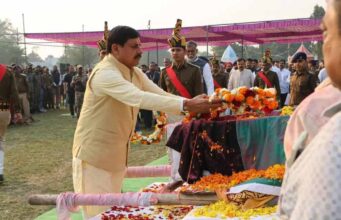 शहीद इंस्पेक्टर आशीष शर्मा को अंतिम विदाई, CM मोहन यादव ने दिया कंधा; भाई को सब इंस्पेक्टर बनाने की घोषणा