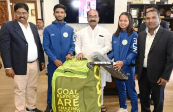 रायपुर : उप मुख्यमंत्री अरुण साव ने नेशनल सेंटर ऑफ एक्सीलेंस में परफॉर्मेंस असेसमेंट के लिए चयनित खिलाड़ियों को दिए हॉकी किट