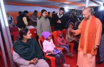 मुख्यमंत्री ने भीषण ठंड में रैनबसेरा पहुंच लोगों का जाना हाल