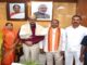 राज्यपाल श्रमेन डेका से राष्ट्रपति पुरस्कार प्राप्त ढोकरा शिल्प कलाकारों ने की सौजन्य भेंट