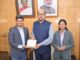 राज्यपाल डेका से यूनीसेफ के इमेजिन वेंचर के प्रथम भारतीय पुरस्कार विजेता ने की सौजन्य भें