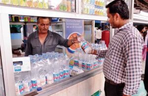 रेलवे स्टेशन पर ठंडे पानी के नाम पर लूट! वेंडर ओवररेट में बेच रहे बोतलें