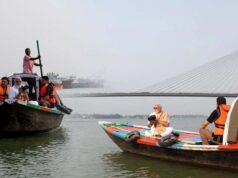 पीएम मोदी ने हुगली नदी में नाव की सवारी की, नाव चलाने वाले को गले लगाकर ₹1000 दिए; 5 दिन पहले खाया था झालमुड़ी